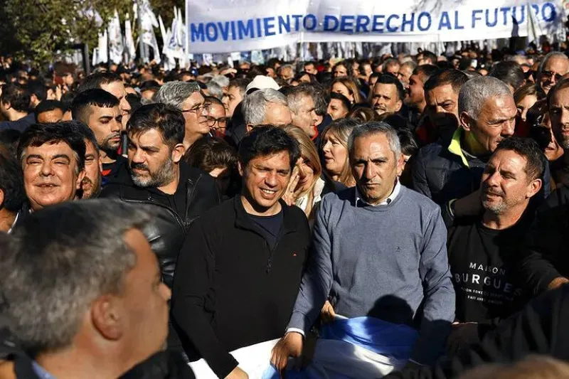 En medio de la interna con La Cámpora, Kicillof no descarta ir al banderazo por Cristina Kirchner