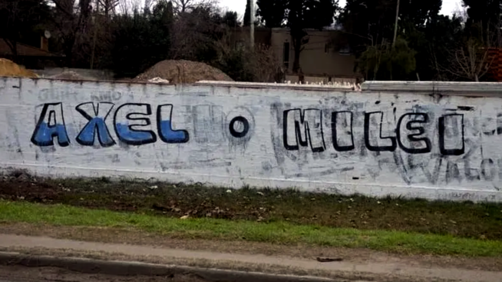 Kicillof le saca ventaja a Milei en un hipotético mano a mano en el Conurbano bonaerense