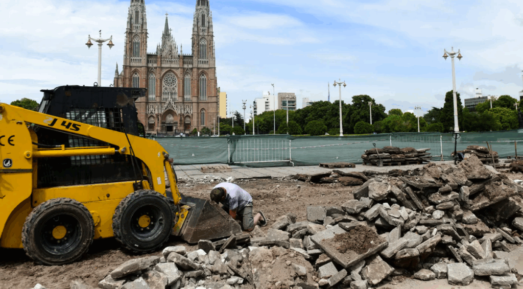 La Libertad Avanza exige explicaciones al municipio por la compra de baldosas para Plaza Moreno