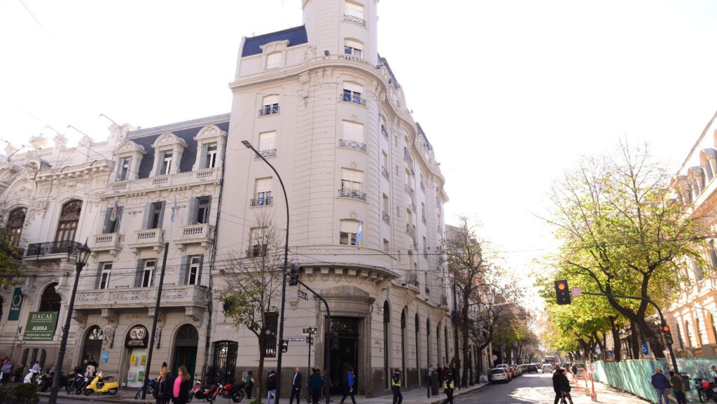 La Plata pone a la venta tres inmuebles en subasta pública: precios, ubicaciones y cómo anotarse