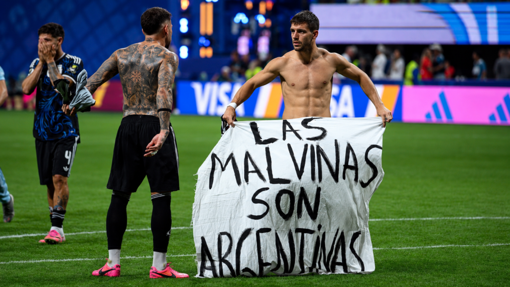 «No era un partido más»: la Selección desafió la prohibición de FIFA y mostró Malvinas en pleno festejo ante Inglaterra