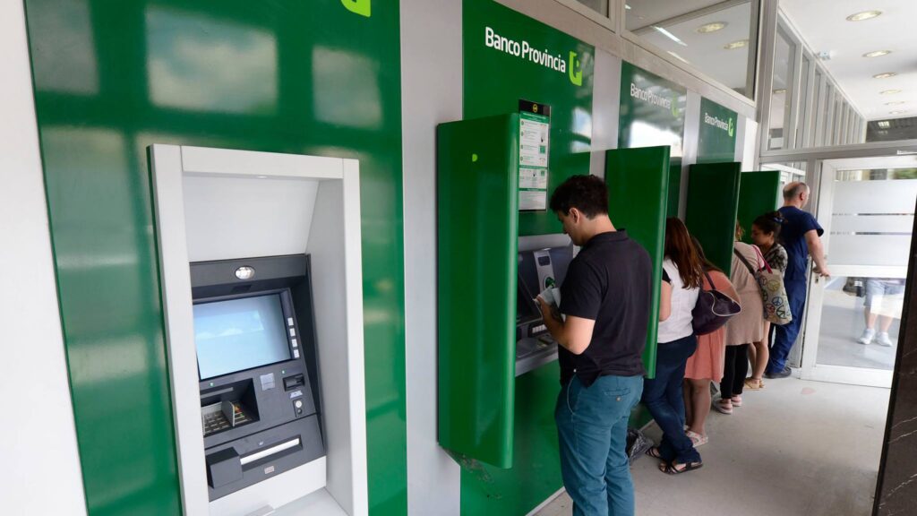 Sueldos de abril en la Provincia: cuándo cobran docentes, policías y estatales bonaerense