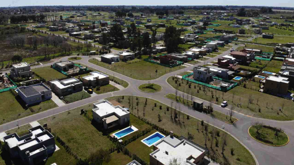 La Provincia le pone precio al agua de los countries: usarƔ satƩlites para cobrarles a los que no tienen permiso