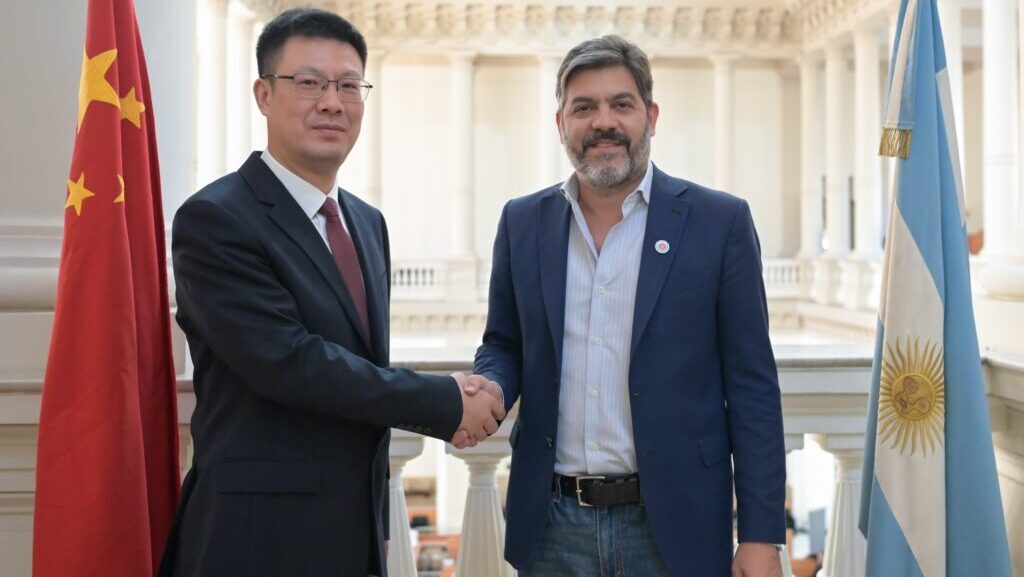La Provincia fortalece lazos con China mientras Milei busca apoyo en EE. UU.