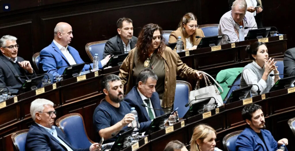 La Legislatura bonaerense debate el presupuesto enviado por Axel Kicillof. La Cámpora define si acompaña al gobernador y los libertarios se plantan como la única oposición dura. El martes, la comisión de Presupuesto será clave para el futuro de los proyectos.
