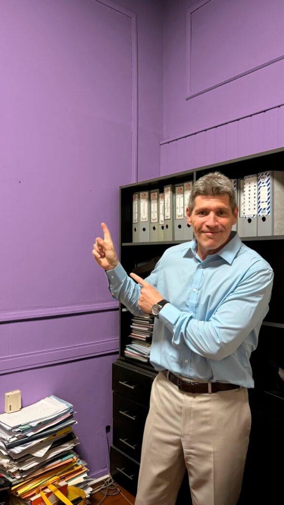 Castello pintó de violeta el despacho de Mayra Mendoza pero la broma le salió mal