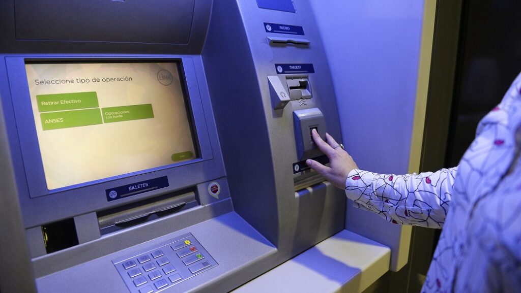 Docentes bonaerenses presionan para cobrar antes: piden adelantar el sueldo de marzo por el impacto de los feriados