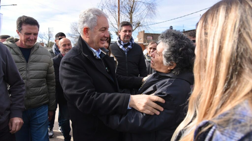 Alak cierra la campaña con una maratónica recorrida por los barrios de La Plata