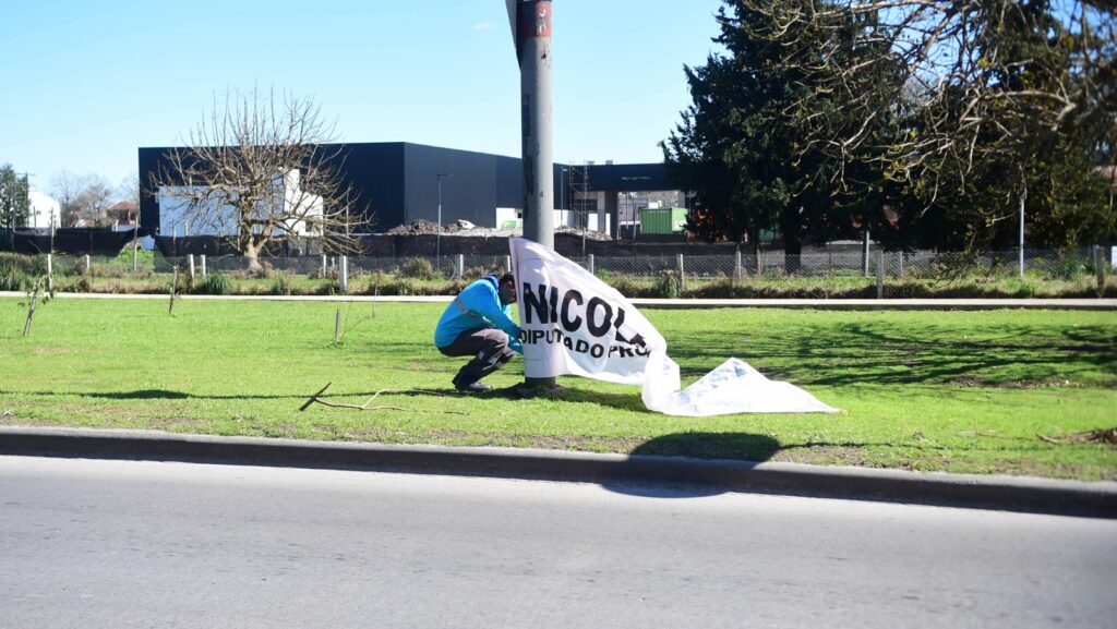 La Plata: operativo municipal para retirar la cartelería electoral tras la veda