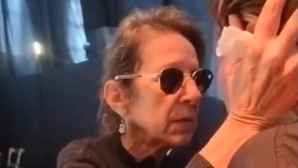 «Yo le doy un beso de tu parte»: la viuda del Indio Solari contuvo a una fanática que había perdido a su madre