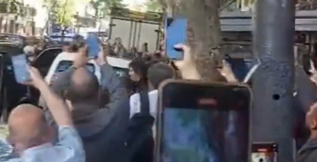 Tensión en Avenida de Mayo: Milei salió al microcentro y fue recibido con abucheos e insultos