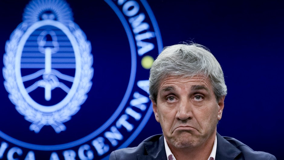 Internas, denuncias y ruido político: Caputo suma frentes abiertos en el corazón del Gobierno