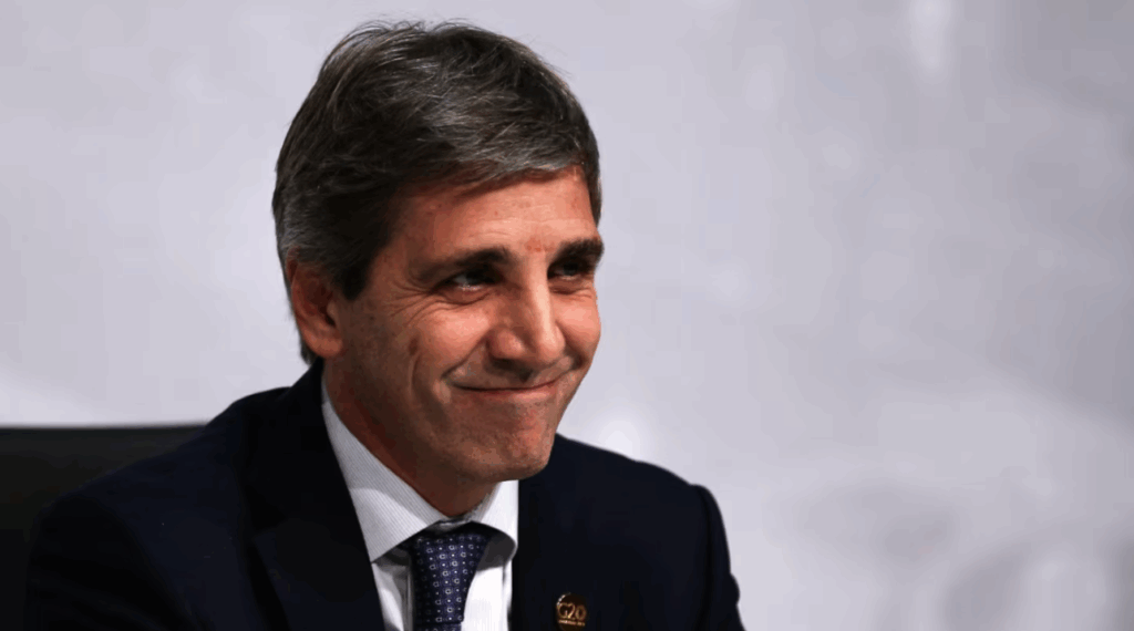 Para Caputo, los jubilados no están tan mal: “Cobran 900 mil pesos o más”
