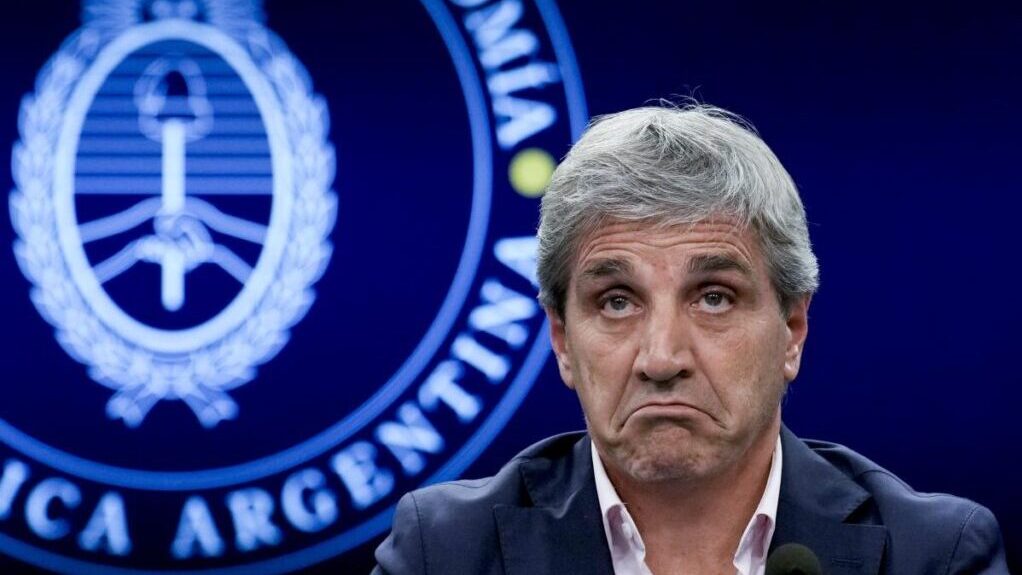 Caputo en el laberinto: la deuda se encarece y el dólar amenaza con desbordar la banda