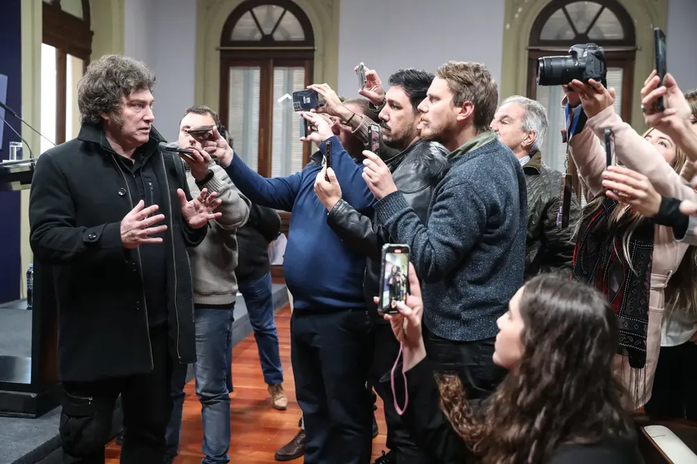 Escalada contra la prensa: el Gobierno cerró el acceso a la Casa Rosada y denunció a periodistas