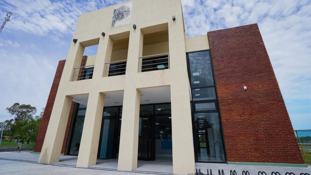 Hourcade y Kicillof recorrieron la nueva Casa de la Provincia en Magdalena: “Gestionar es acercar soluciones”