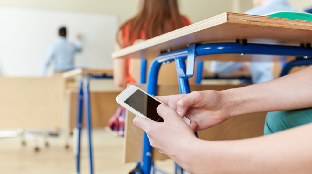 Uno de cada diez colegios privados ya restringe el celular en las aulas: los casos platenses
