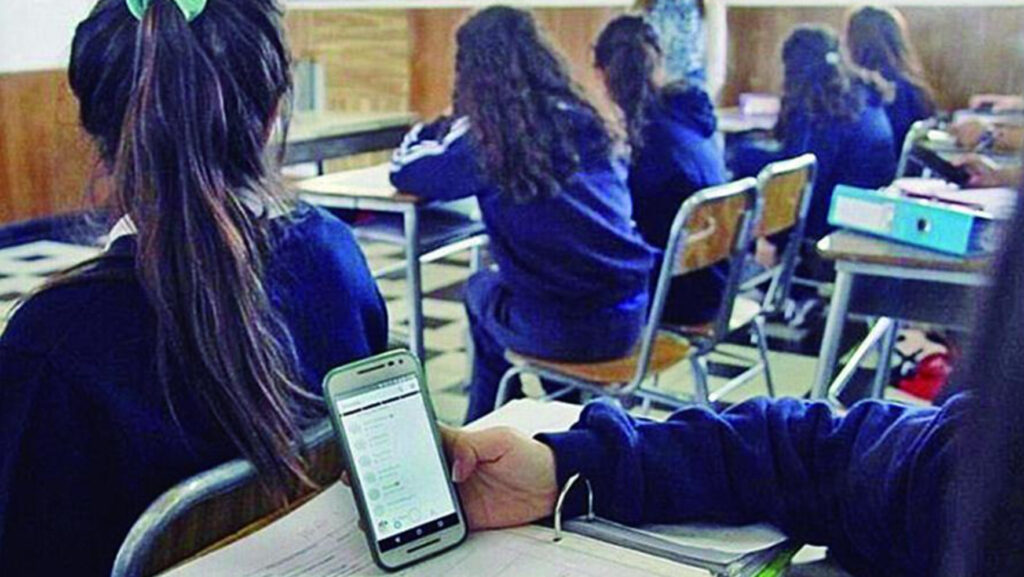 Celulares en las escuelas: la Provincia extiende la regulación a la secundaria y suma la Ley Ema contra la violencia digital