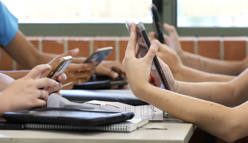 Celulares en las escuelas: crecen las resistencias a la prohibición entre docentes y colegios privados