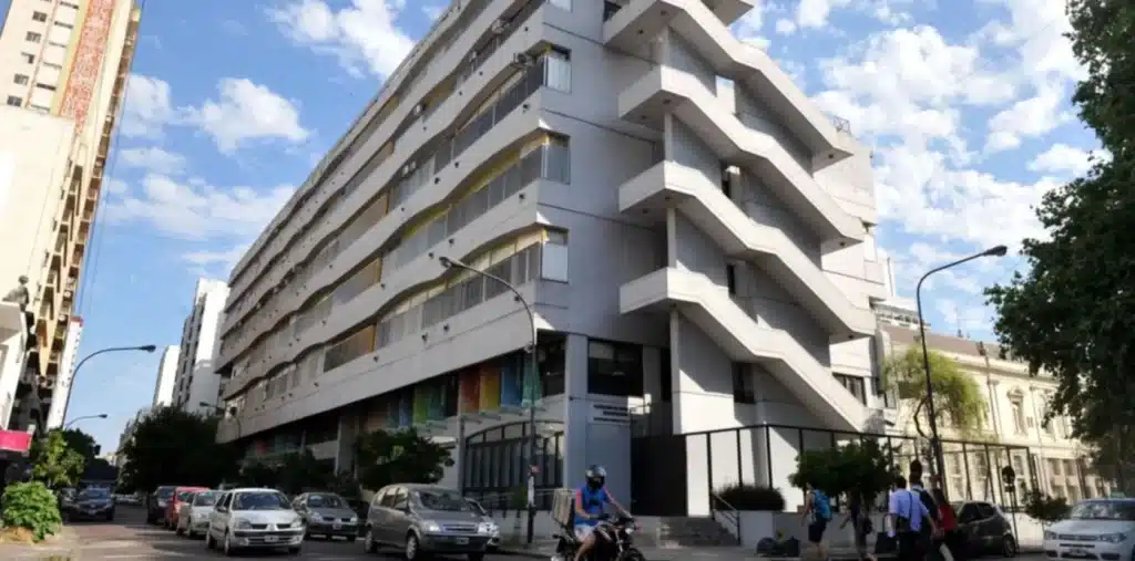 Amenaza de tiroteo en la Facultad de Ciencias Económicas de la UNLP: investigan una pintada en La Plata