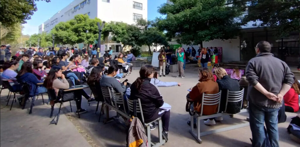 Clase pública por el financiamiento universitario frente al departamento de Adorni en La Plata