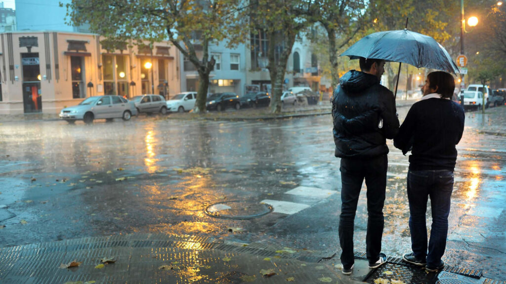 Mal clima en La Plata: la lluvia sorprendió durante la madrugada y seguirá más de lo previsto