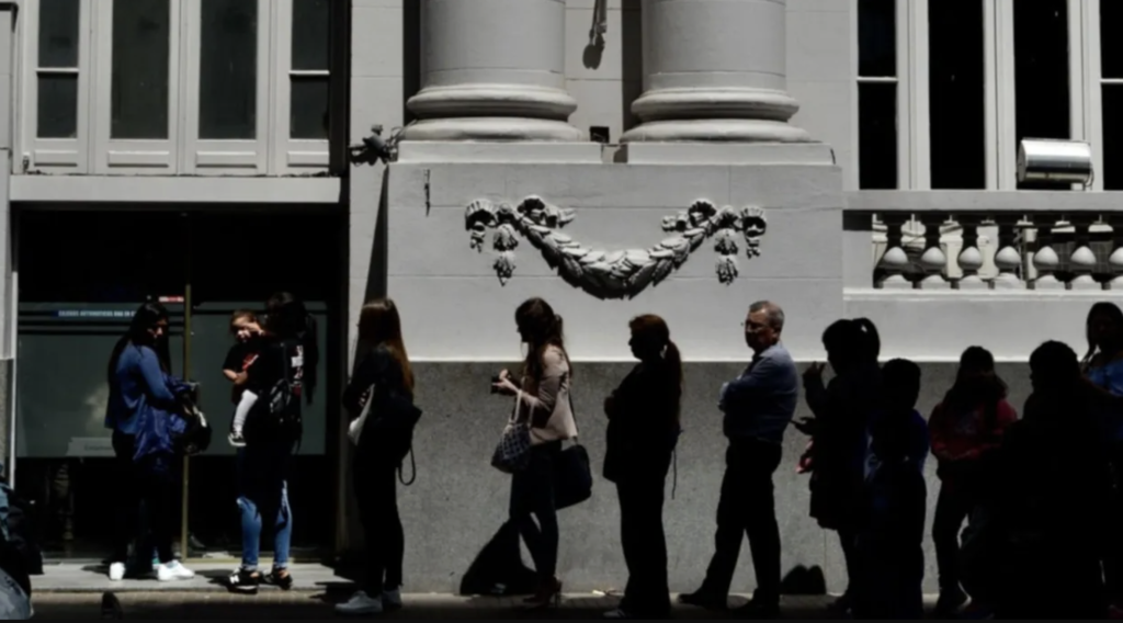 Adiós a las colas eternas: la Provincia busca avanzar con una ley que limitaría a 30 minutos la espera en bancos y servicios
