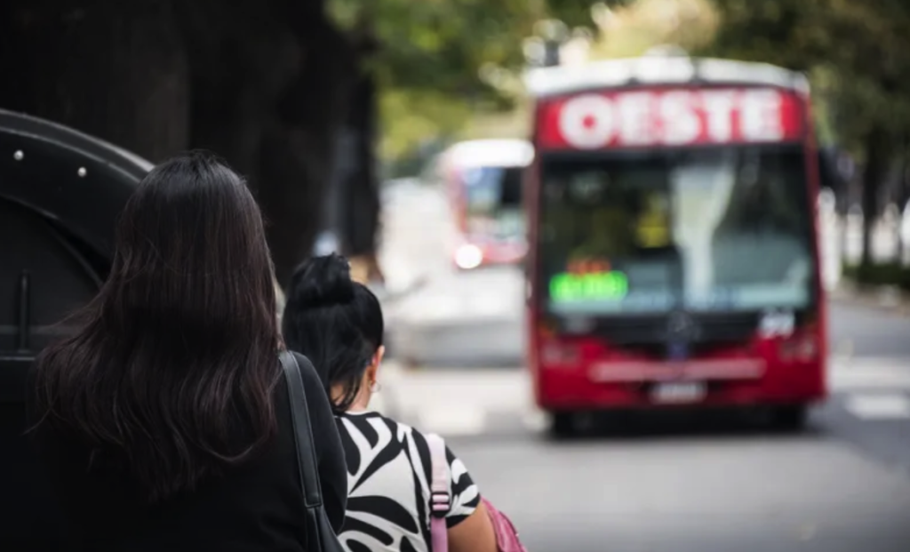 El boleto de colectivo volvió a golpear el bolsillo: desde este 1° de marzo la tarifa mínima supera los $900