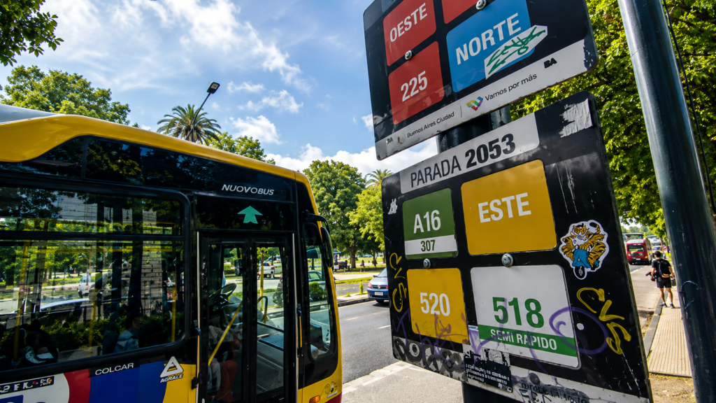 Los micros de La Plata bajarán casi un 30% su frecuencia en vacaciones mientras la nueva licitación sigue frenada en el Concejo