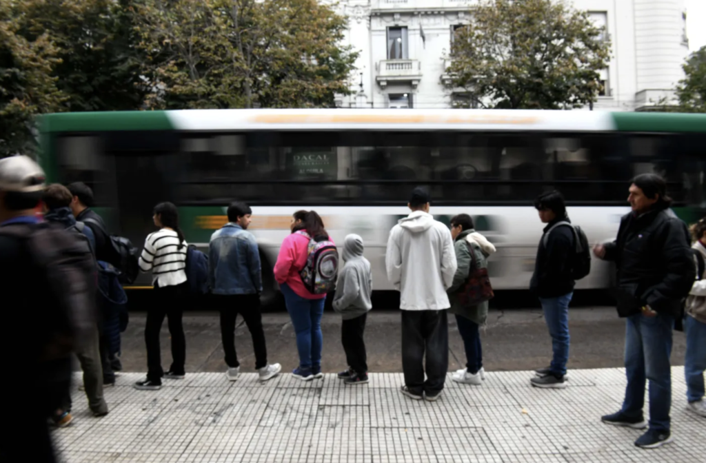 Colectivos: la Defensoría reclama que vuelvan las frecuencias mientras los subsidios llegan con demora