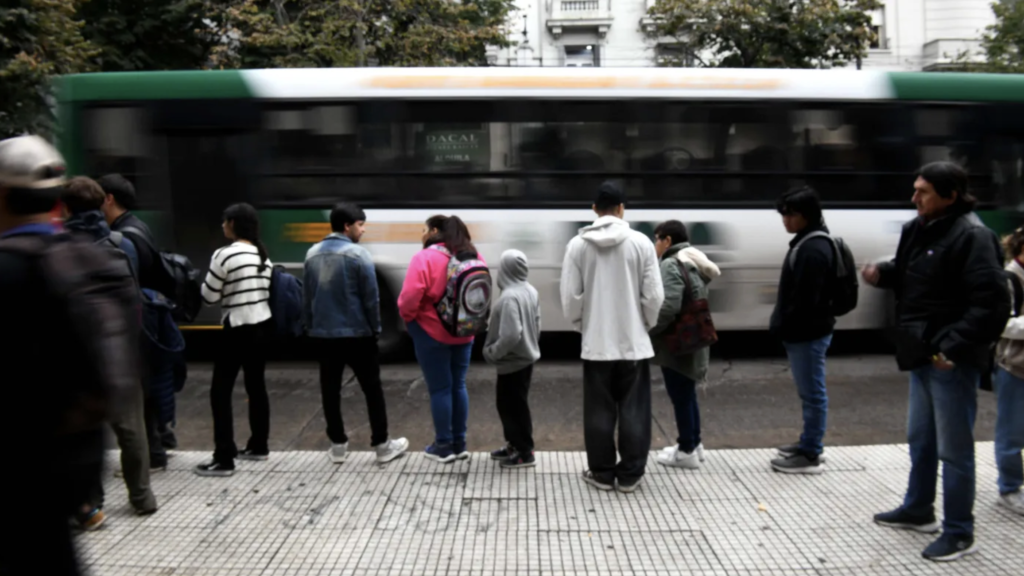 La UTA endurece el reclamo salarial y vuelve a poner en duda el servicio de colectivos