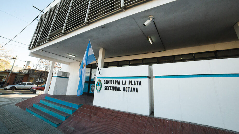 Allanaron la Comisaría Octava de La Plata por una denuncia contra efectivos policiales