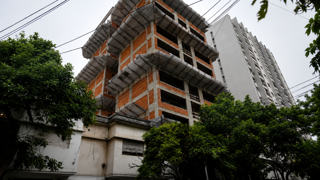 El costo de construir en La Plata ya supera al precio de comprar usado: la paradoja que reorganiza el mercado inmobiliario