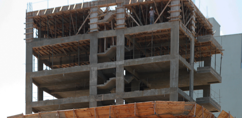 La ciudad acumula obras abandonadas mientras la construcción suma nueve trimestres seguidos de caída