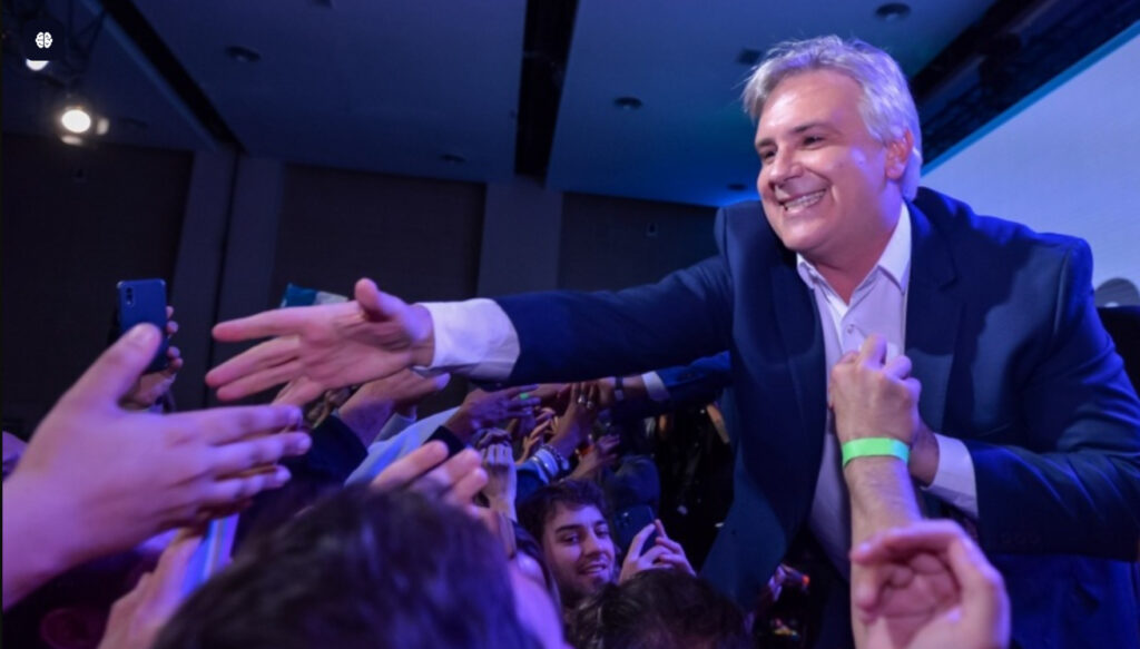 El dato sobre el almuerzo y las conversaciones fue revelado por el editor de La Política Online en el canal A24, lo que alimentó las especulaciones sobre un posible acuerdo en ciernes. La noticia generó ruido en el oficialismo y abrió interrogantes sobre el futuro de la interna peronista.