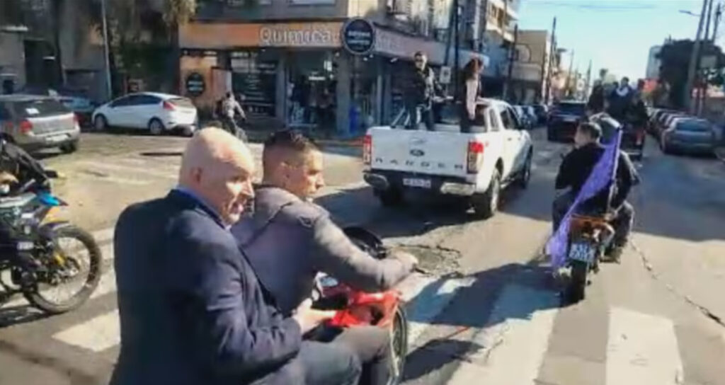 Caos en Lomas: incidentes y piedrazos obligan a evacuar a Milei; Espert huyó en moto en plena campaña bonaerense.