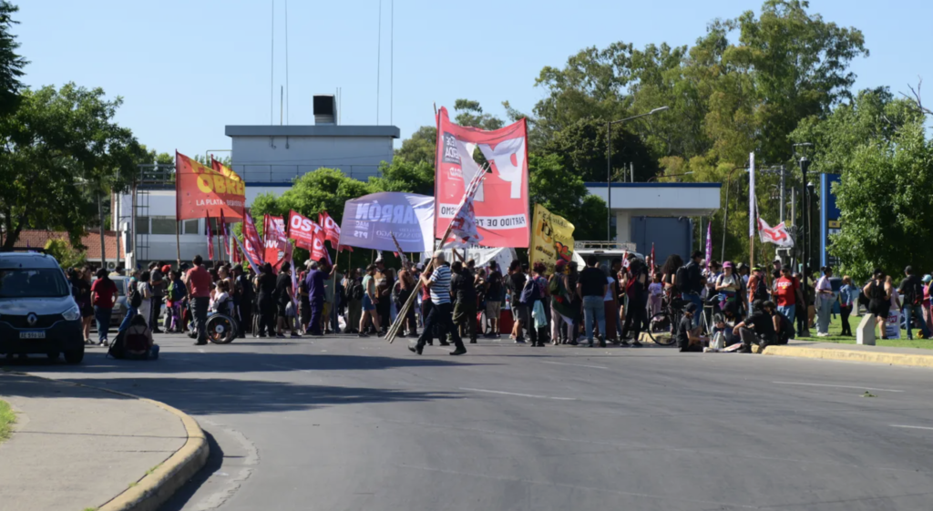 Recorte de planes y protesta en la Autopista: el ajuste se va a sentir en los comercios de La Plata
