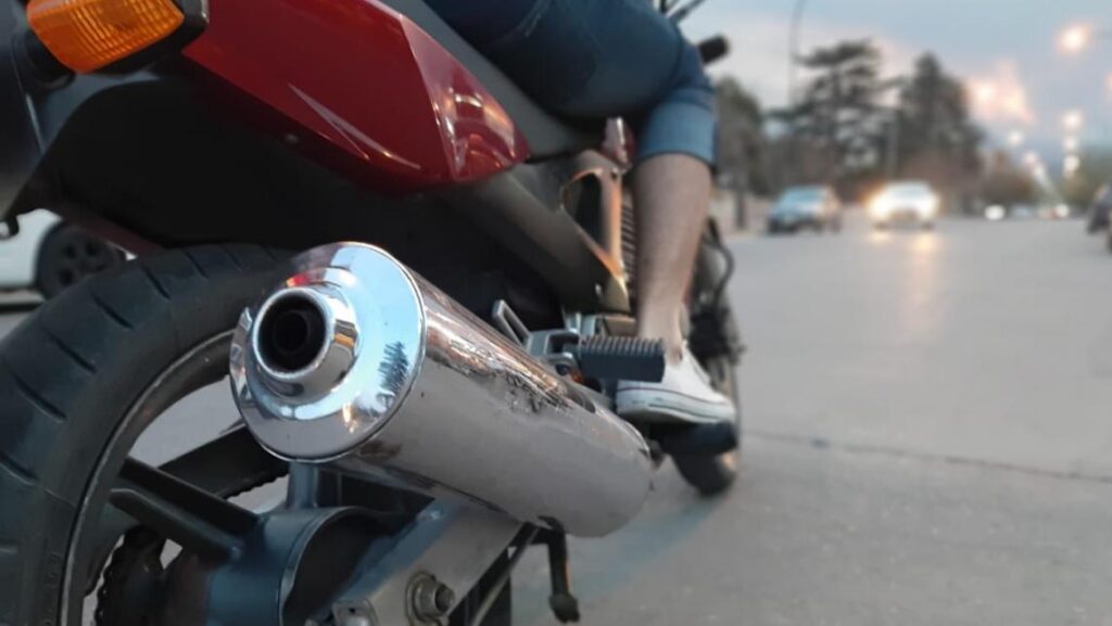 Motos con escapes adulterados: proyecto de ley propone decomiso y compactación