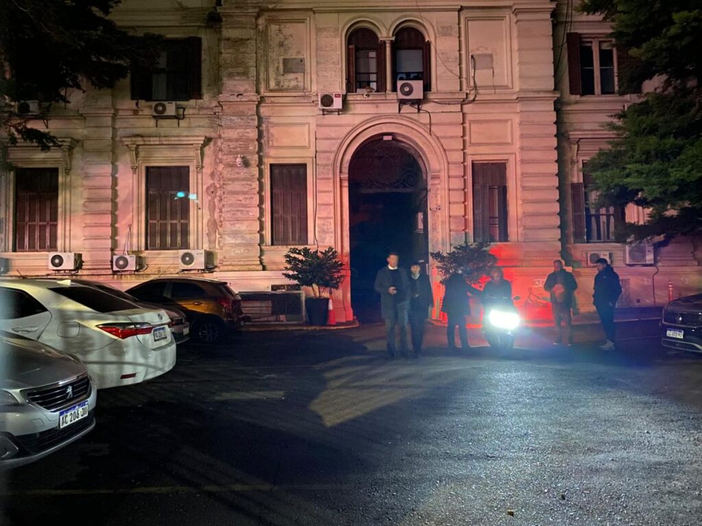Caos y cortes de luz en el cierre de listas del PJ: Fuerza Patria ahora juega sus cartas en un tablero electoral casi cerrado
