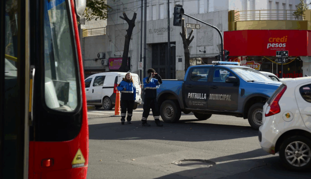 Caos en el centro platense por obras de asfaltado: cambian recorridos y paradas de micros en Plaza Rocha e Italia