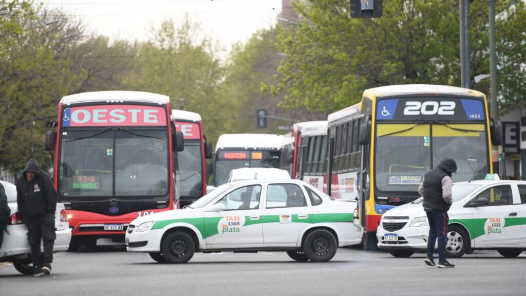 Los taxistas de La Plata cortaron el centro y marcharon al Municipio contra el transporte ilegal
