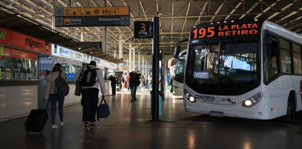 Suben los colectivos que cruzan a Capital: el boleto del Costera llega a $3300