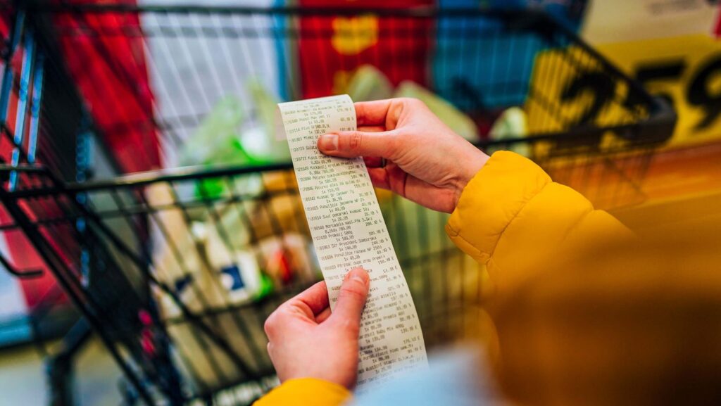 Inflación en baja, pero la canasta básica sigue por encima del millón: cuánto necesitó una familia en junio para no ser pobre