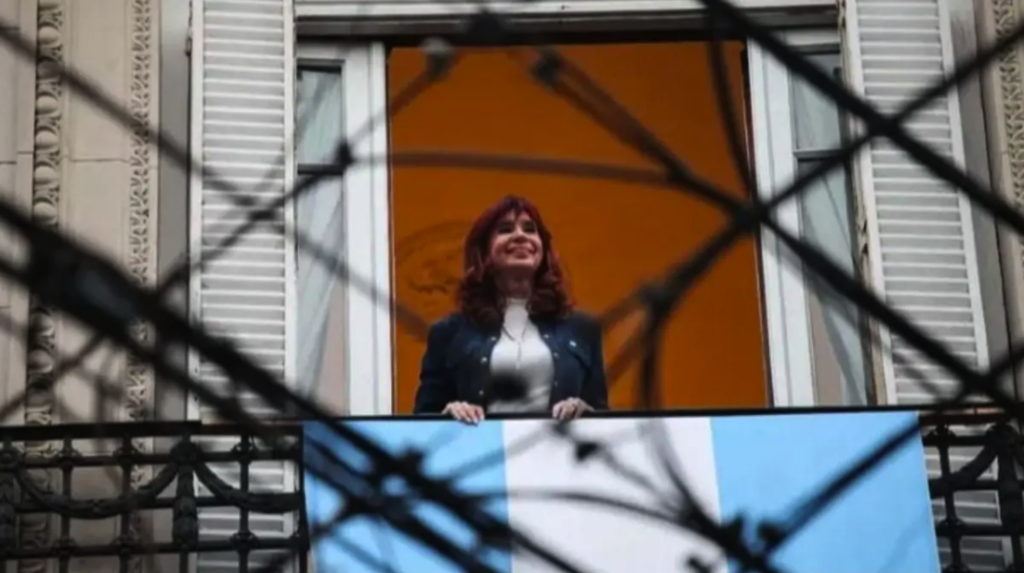 Cristina Kirchner fue trasladada al Sanatorio Otamendi por una dolencia abdominal