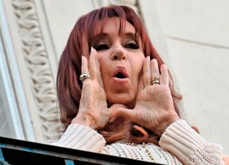 Cristina Kirchner volvió a la carga contra Milei y cuestionó el nuevo esquema del dólar: “No le encuentra el agujero al mate”