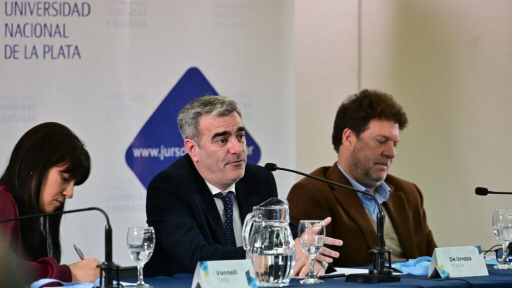 Llegisladores de LLA, la UCR y el Frente Renovador debatieron en la UNLP sobre las PASO, la Boleta Única y las reglas para 2027