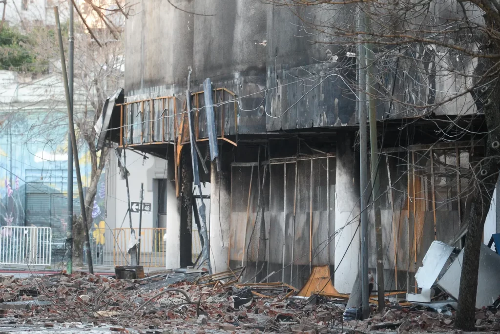 La Plata en vilo: El lunes arranca la demolición del depósito incendiado que paralizó el centro