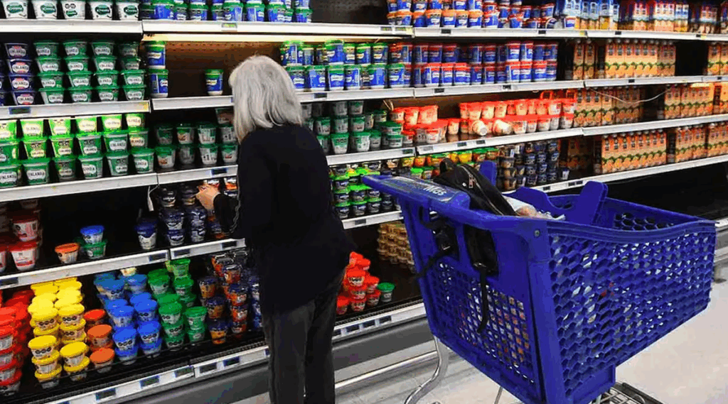 A un mes de las elecciones, Milei descubre el “poder de compra” de los jubilados con descuentos en supermercados y bancos