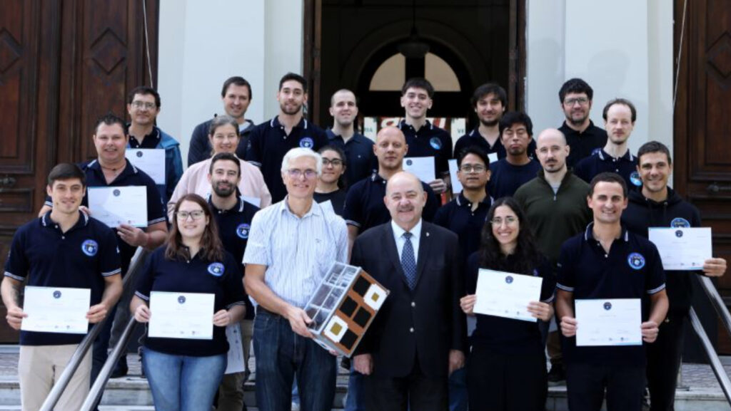 La UNLP distinguió al equipo que creó el satélite Atenea, parte de la misión Artemis II
