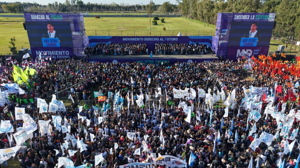 Kicillof realiza una demostración de fuerza con su Derecho al Futuro en medio de la interna peronista